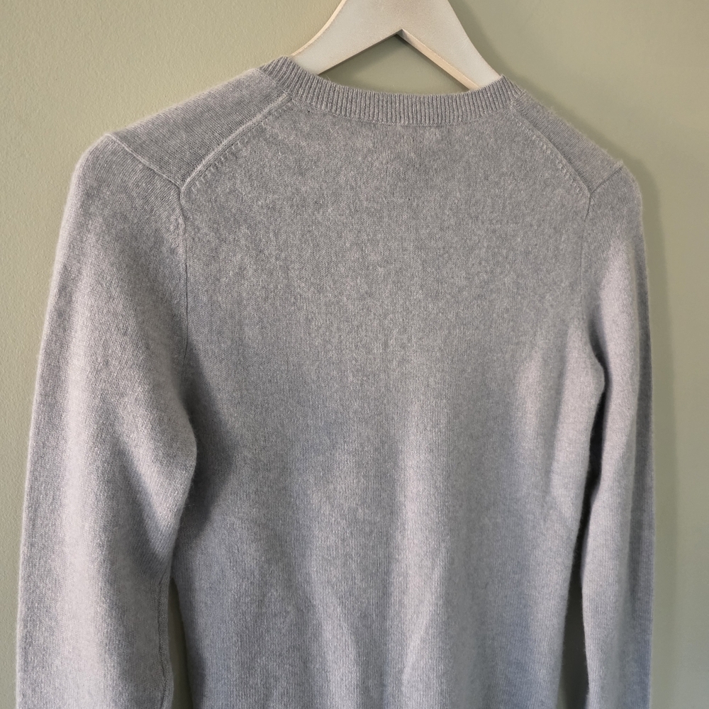 NWOT Lord & Taylor XS Quiet Luxury Modern Contemporary Cashmere V Neck Sweater - Picture 10 of 11